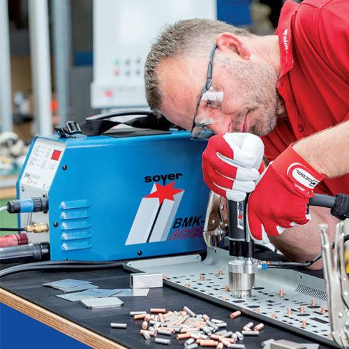 Zariadenia na priváranie svorníkov