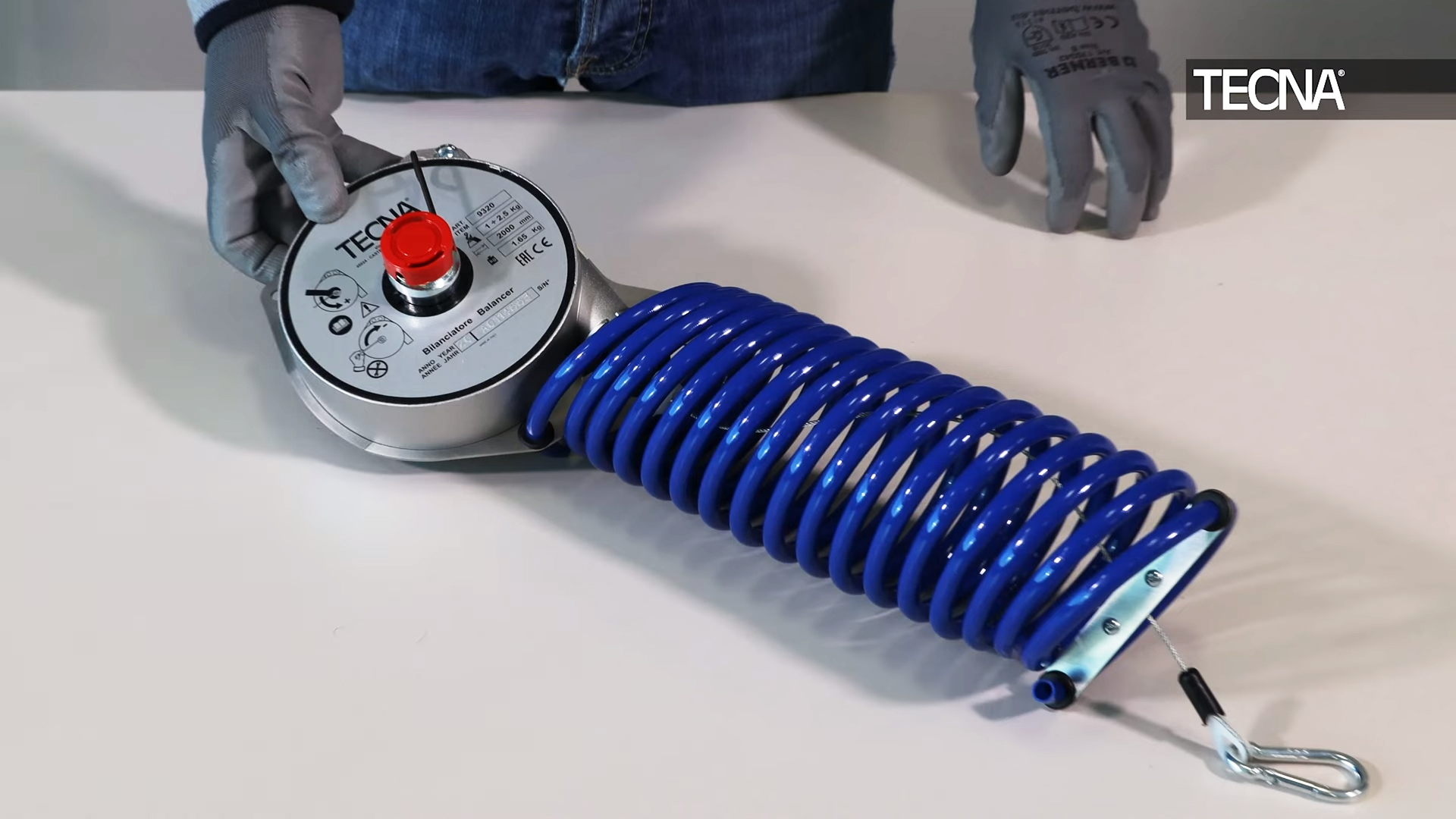 Pružinový balancér TECNA doplnený o sadu pre pripojenie pneumatického náradia.