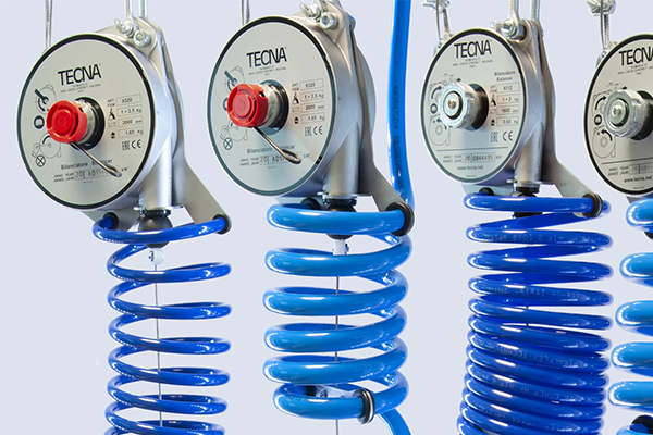 Balancéry TECNA doplnené o sadu pre pripojenie pneumatického náradia.