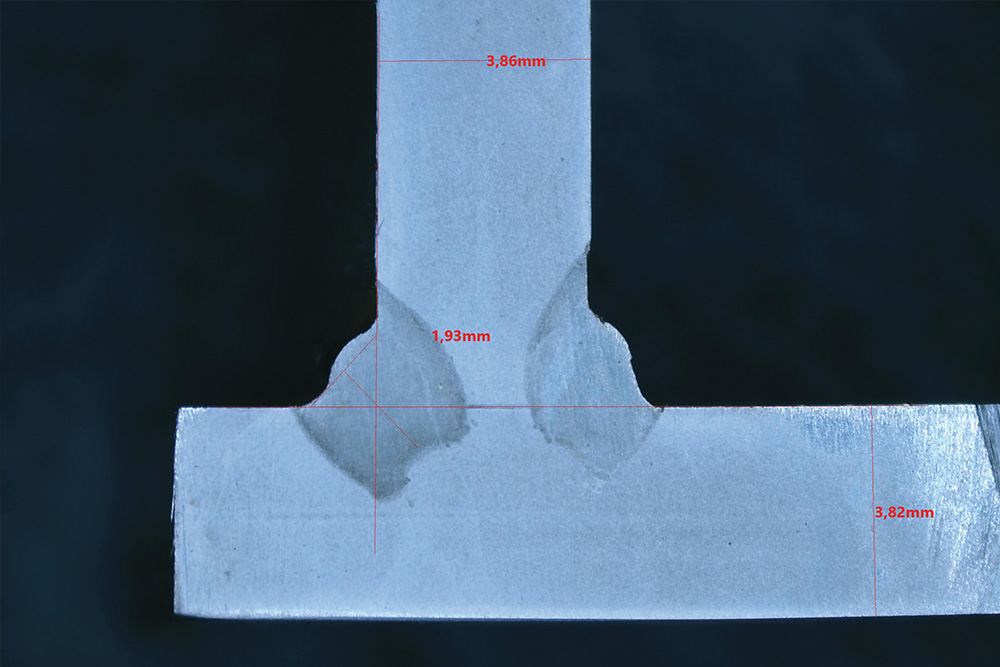 Makroštruktúra spoja vykazuje dokonalý prievar.